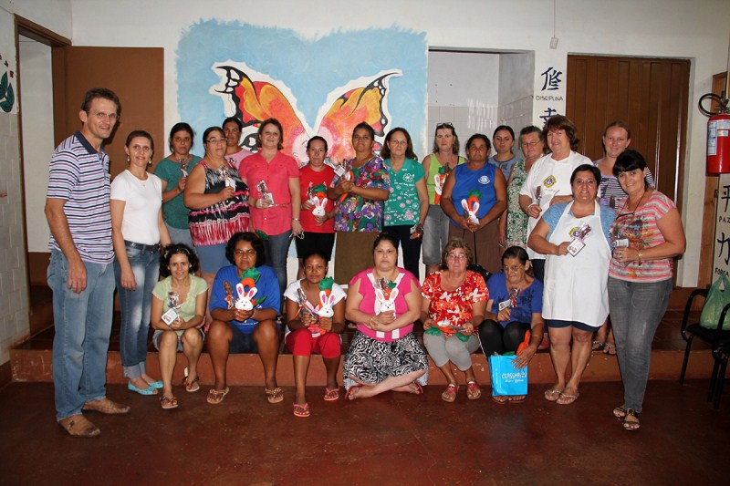 GRUPO DE ARTESANATO CONFECCIONA ENFEITES DE PÁSCOA